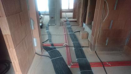 Nowa instalacja domu jednorodzinnego prowadzona podłogą 3